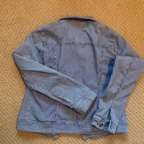 Sweet fall / spring lightweight denim jacket.  Size M. - Picture 2 of 7